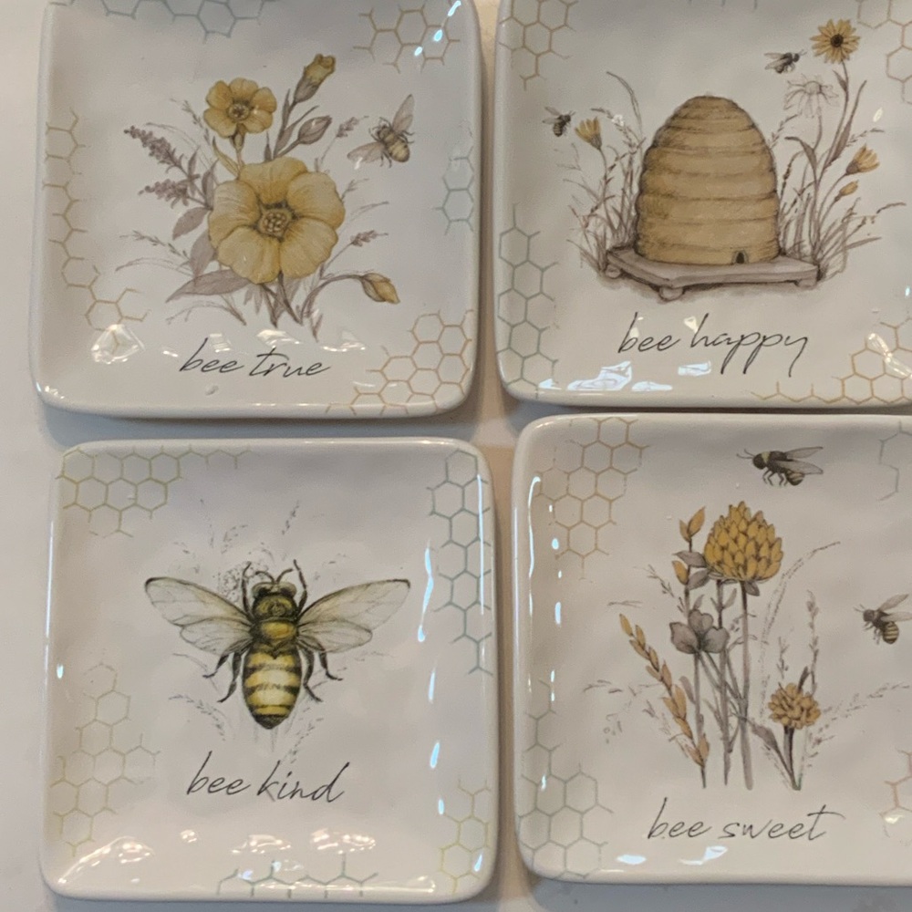 Bee Themed Square Plates Set